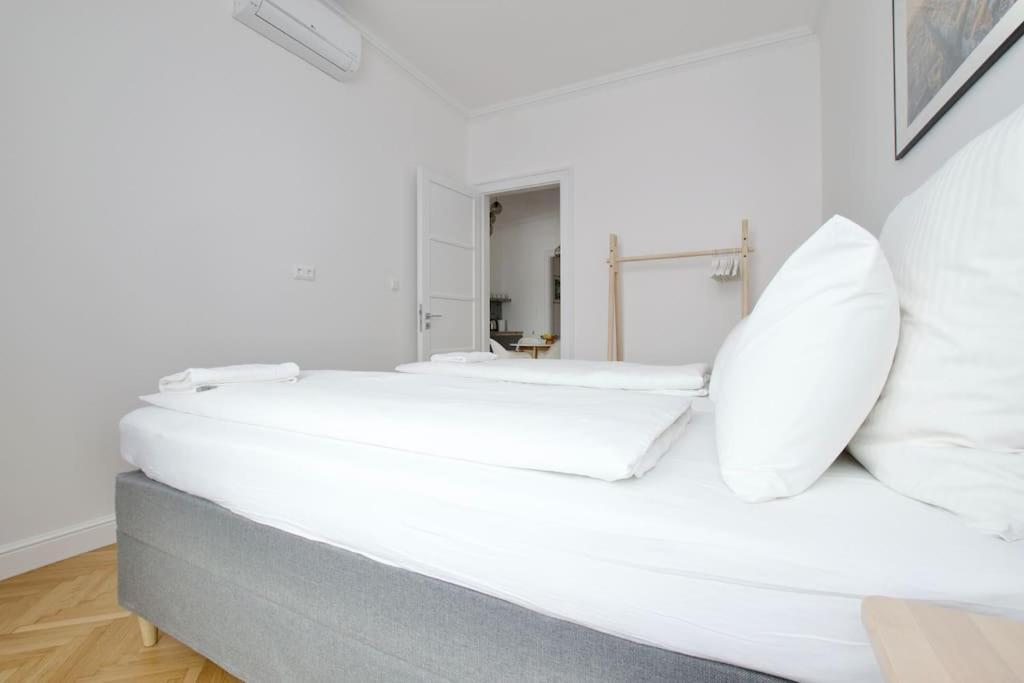 Premium Apartment By Hi - Central 2 Bedroom - Best View Budapest Exteriör bild