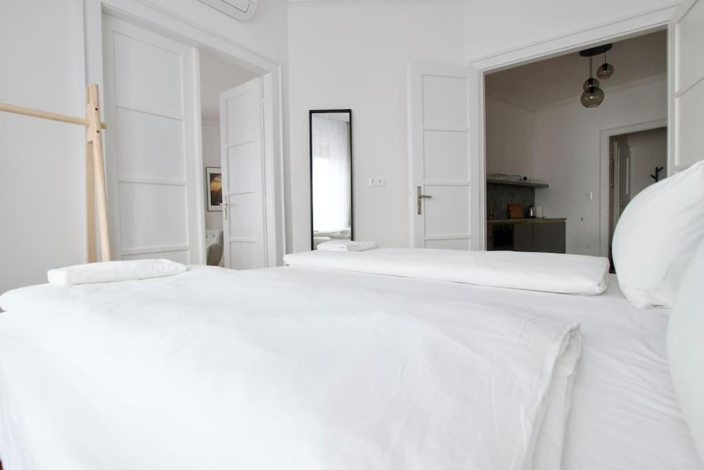 Premium Apartment By Hi - Central 2 Bedroom - Best View Budapest Exteriör bild