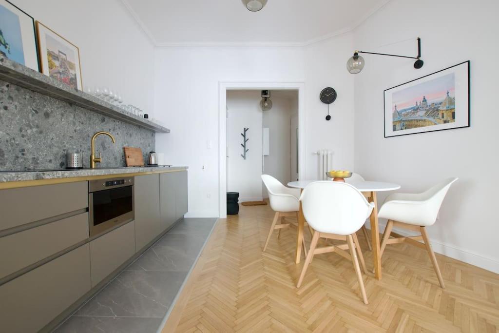 Premium Apartment By Hi - Central 2 Bedroom - Best View Budapest Exteriör bild