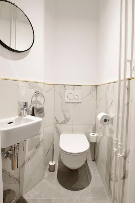 Premium Apartment By Hi - Central 2 Bedroom - Best View Budapest Exteriör bild
